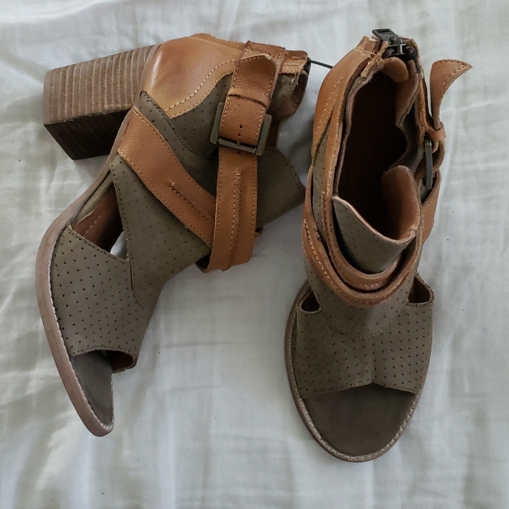NWOT Rebels leather peep-toe bootie